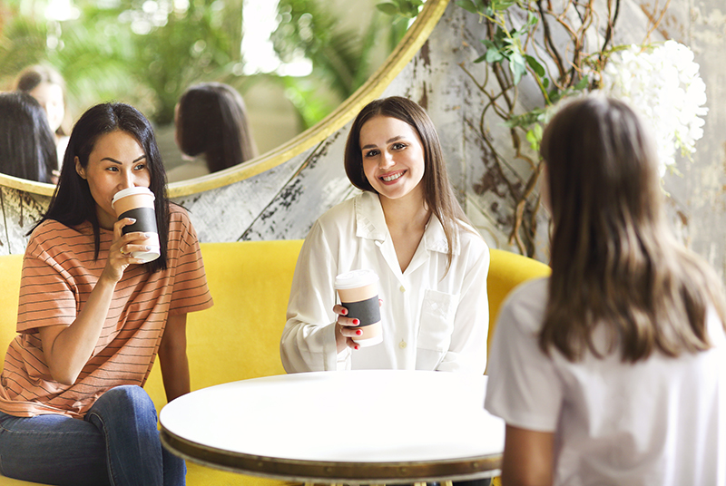 ¿Por qué a las cafeterías les gusta utilizar vasos de papel para guardar el café?